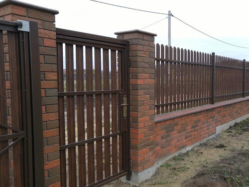 Установка забора из металлоштакетника в Бобруйске